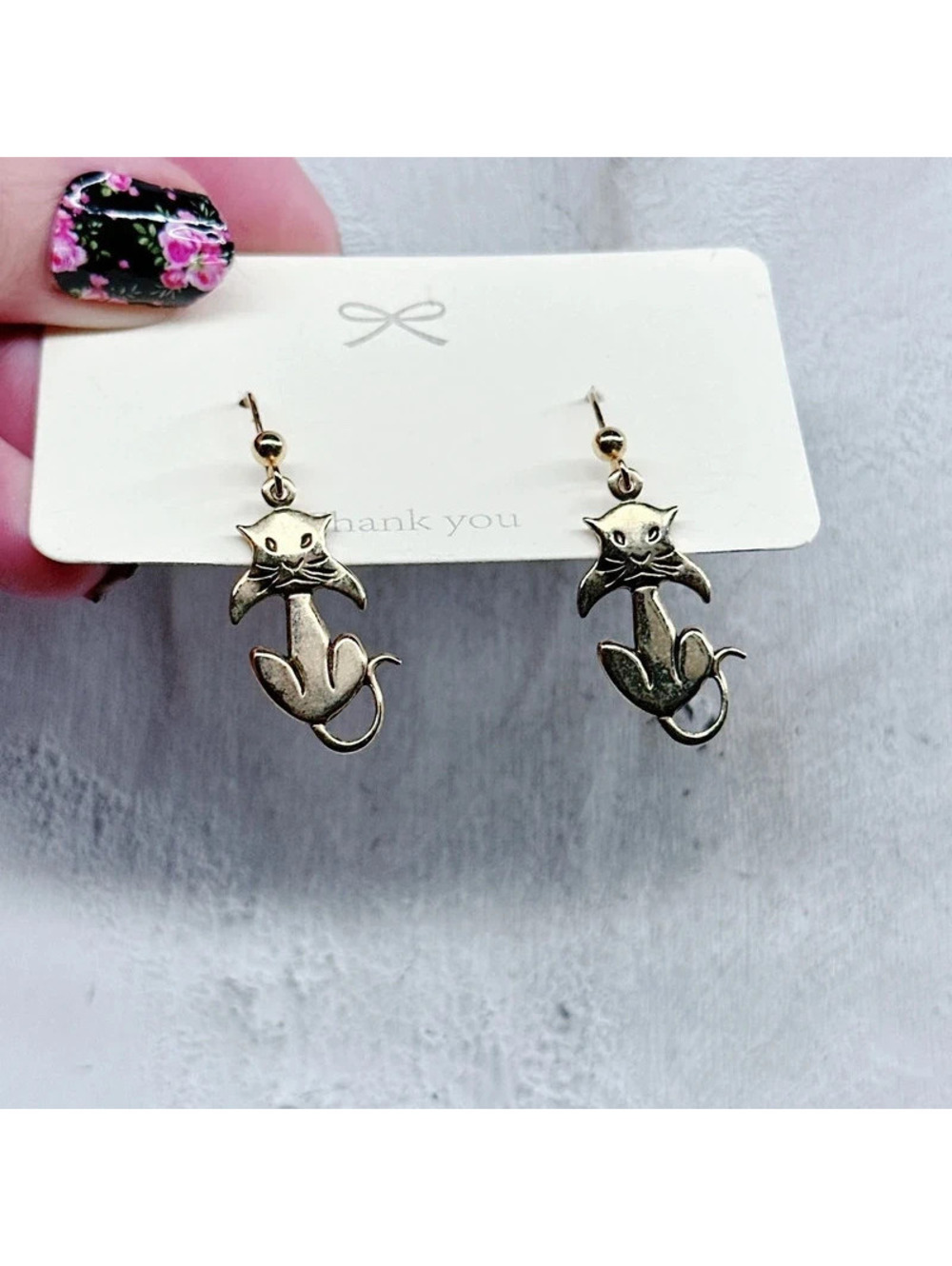 522mc. Goldtone Cat Dangle Earrings
